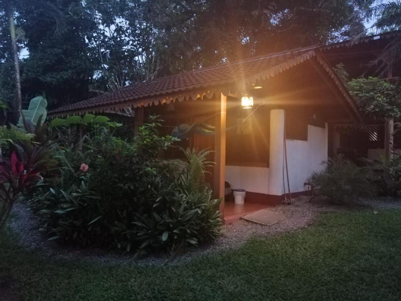 Chalet Y Cabinas Hibiscus Кахуита Екстериор снимка